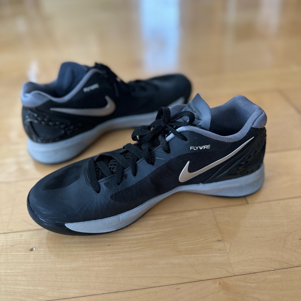 Nike women’s flywire hyper spike zoom volleyball shoes